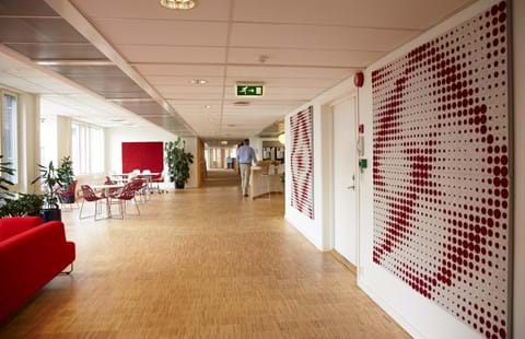 akustikmoduler i rød og hvid filt hos Tryg Oslo